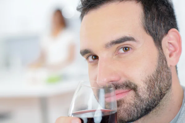 Homem desfrutando de um copo de vinho tinto — Fotografia de Stock