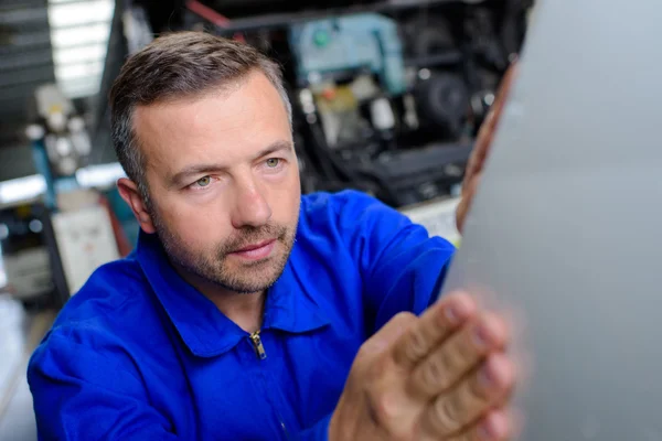 Arbeiter und jung hübsch — Stockfoto