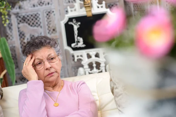 Mulher idosa solitária e mulher — Fotografia de Stock