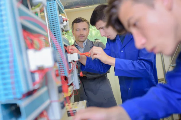 Çalışan çırak elektrikçiler ve çırak — Stok fotoğraf