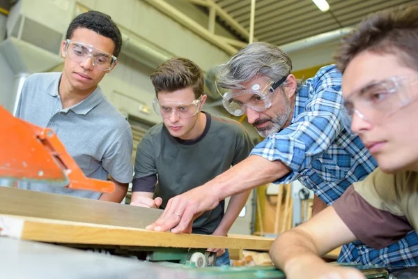 Timmerman leerlingen tonen het gebruik van machines — Stockfoto