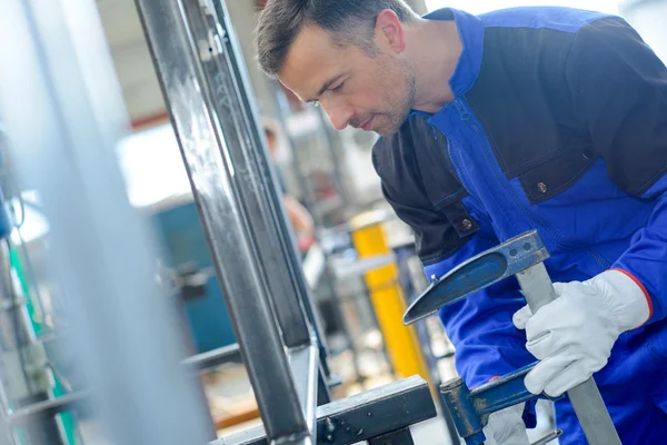 Fabrieksarbeider en jongeren — Stockfoto