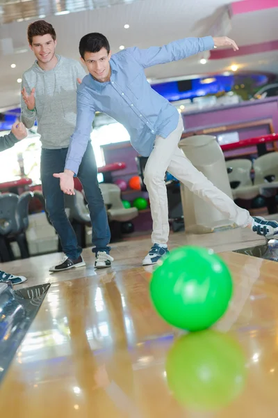 Två unga män som njuter av en omgång tio pin bowling — Stockfoto