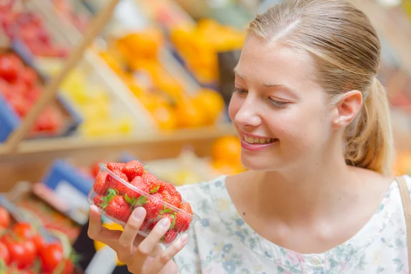 Lady bedrijf punnet van aardbeien — Stockfoto