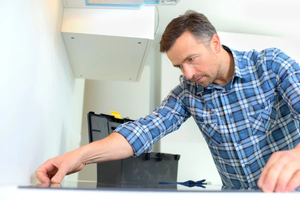 Fitting a new kitchen hob — Stock Photo, Image