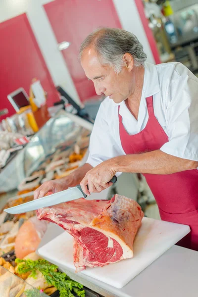 Homme coupant la viande crue — Photo