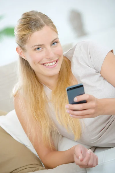 Mulher verificando seu e-mail em seu telefone — Fotografia de Stock