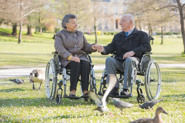 Coppia di anziani nel parco — Foto Stock