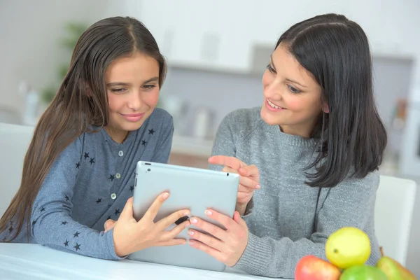 Moeder en dochter kijken naar Tablet PC — Stockfoto