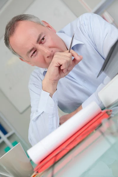 Schöner Müder Reifer Geschäftsmann Seinem Büro — Stockfoto