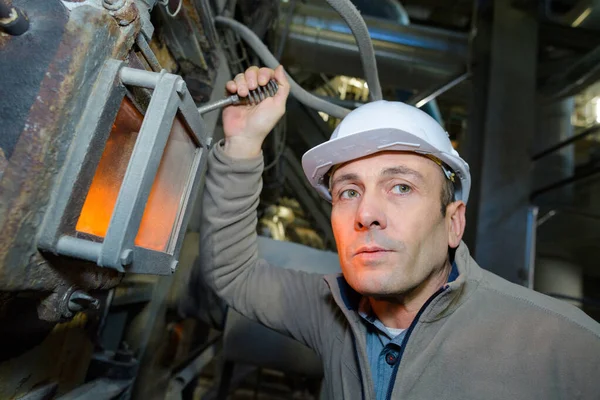 Werknemer Tijdens Brandhout Voor Verbrandingsproces — Stockfoto