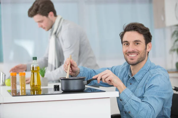 Padre Sedia Rotelle Cucina Con Suo Figlio Casa — Foto Stock