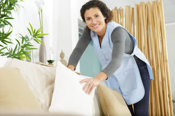 Een Huisvrouw Schoonmaken Van Een Bank — Stockfoto