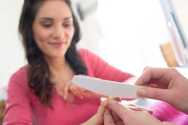 Manicura Maestro Dando Forma Las Uñas Mujer Con Lima Uñas — Foto de Stock