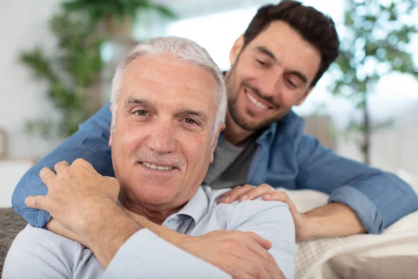 Pai Sênior Sorrindo Jovem Adulto Crescido Filho Relaxando Juntos — Fotografia de Stock