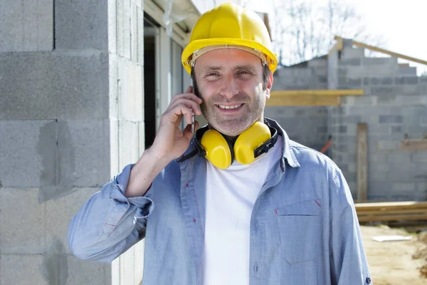 Porträt Eines Männlichen Architekten Der Freien Mit Dem Handy Spricht — Stockfoto