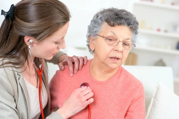 Medico Che Esamina Pressione Sanguigna Frequenza Cardiaca Anziano — Foto Stock