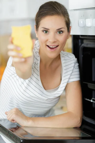 Mujer Mostrando Esponja Durante Limpieza — Foto de Stock