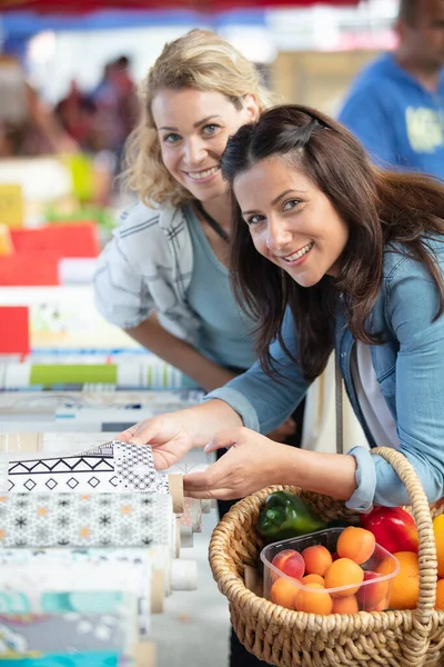 快乐的女人在市场上买蔬菜和水果 — 图库照片