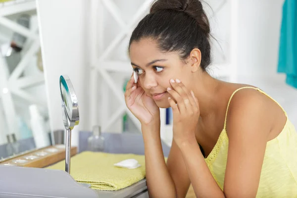 Bella Ragazza Rimuove Trucco — Foto Stock