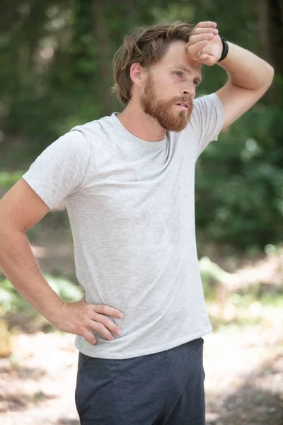 Joven Hombre Agotado Durante Descanso Jogging Aire Libre —  Fotos de Stock