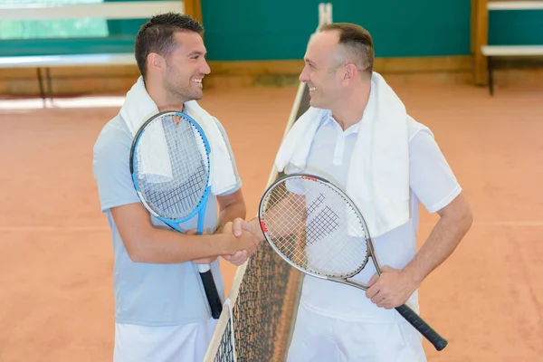 Män Skakar Hand Över Tennisbana Nät — Stockfoto