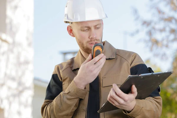 Builder Hardhat Clipboard Outdoors — Stock Photo, Image
