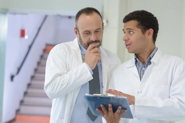 Médicos Hablando Resultados Laboratorio — Foto de Stock