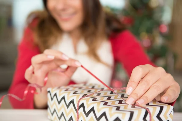 Lycklig Kvinna Dekorerar Julklapp — Stockfoto