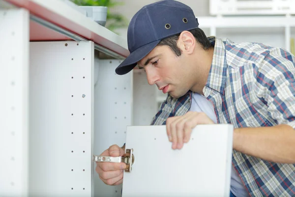 Man Algemene Reparatiekast — Stockfoto