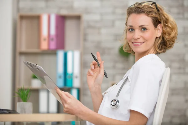 Verpleegkundige Die Medische Documenten Analyseert Klembord Tandheelkundige Kliniek — Stockfoto