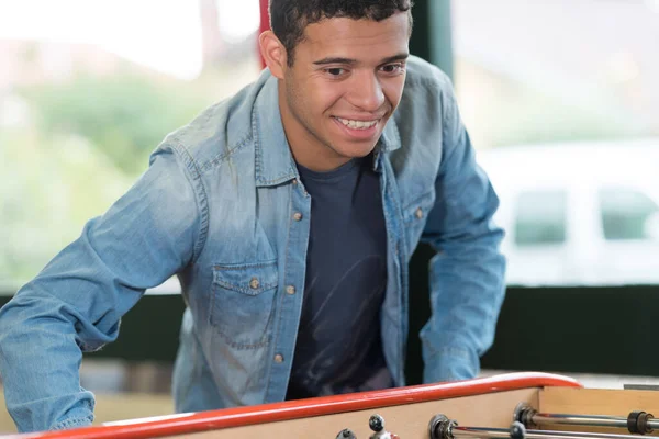 Jovem Jogando Futebol Mesa — Fotografia de Stock