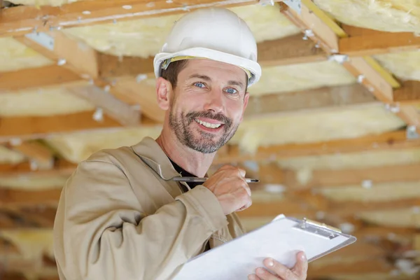 Retrato Del Trabajador Sujetando Portapapeles — Foto de Stock