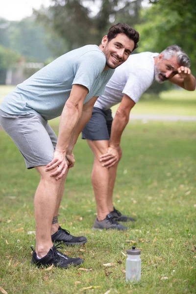 Dos Hombres Corredores Pie Hablando Después Correr — Foto de Stock