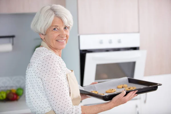 Šťastná Zralá Žena Držící Tác Cookies — Stock fotografie