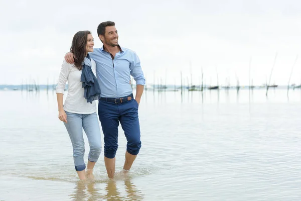 Een Koppel Wandelen Het Strand — Stockfoto