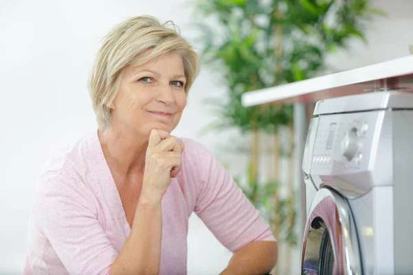 Senior Woman Doing Laundry — Stock Photo, Image