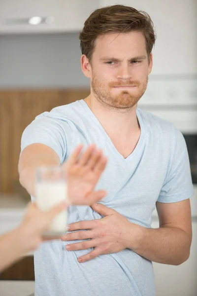 人が提供する牛乳を拒否する男 — ストック写真