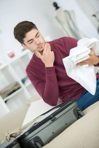 Man Verpakking Koffer Beraadslaging Een Shirt — Stockfoto