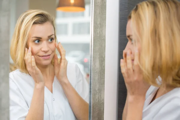 Jovem Mulher Olhando Espelho Colocando Maquiagem — Fotografia de Stock