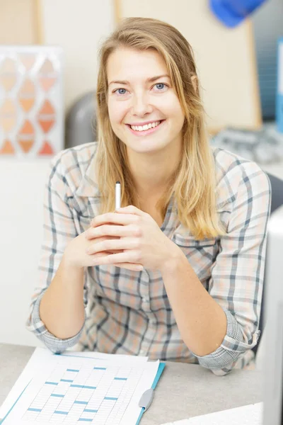 Jovem Bela Mulher Sorridente Segurando Caneta — Fotografia de Stock