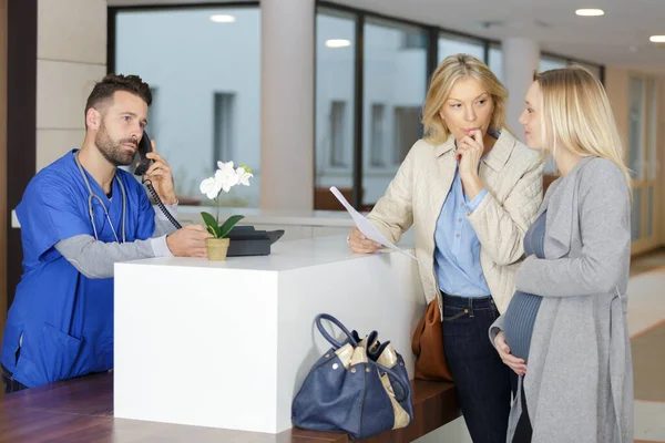 Ragazza Incinta Alla Reception Dei Medici — Foto Stock