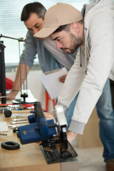 Patron Apprenti Dans Atelier — Photo