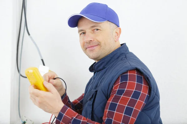 Elektrikář Měřící Napětí Kabelu Stropě Uvnitř — Stock fotografie