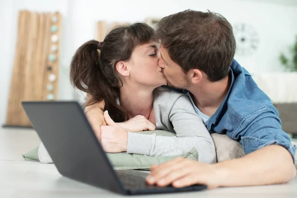 Joven Pareja Alfombra Con Portátil Besos —  Fotos de Stock