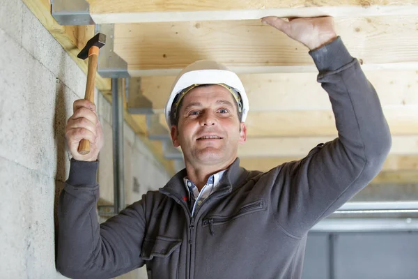 Gelukkig Volwassen Man Bouwer Hamer Hout Structuur Binnen — Stockfoto