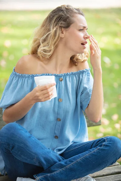 Aantrekkelijke Vrouw Zittend Het Gras Het Park — Stockfoto