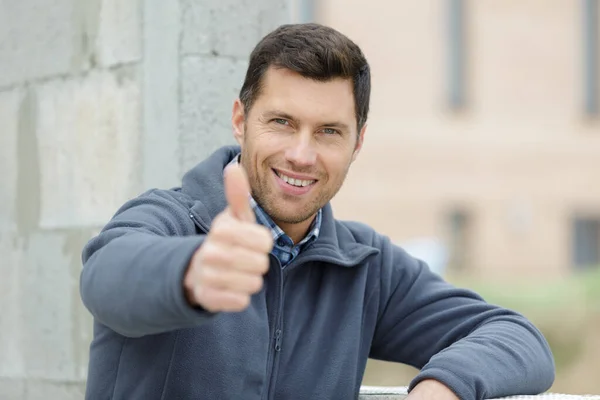 Glücklicher Handsomen Bauer Zeigt Daumen Nach Oben — Stockfoto