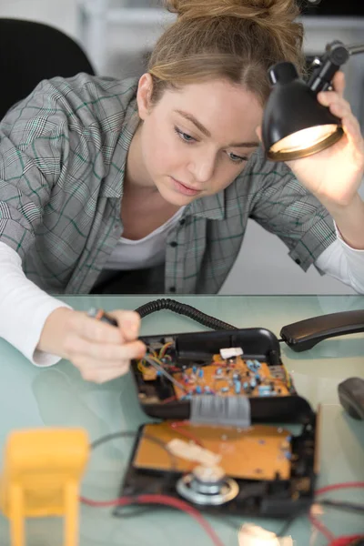 Young Woman Measuring Devices Electronics Engineer Laboratory — Stock Photo, Image