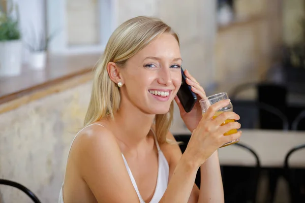 Mujer Sentarse Beber Jugo —  Fotos de Stock